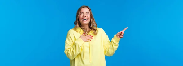 Szczęśliwa Zabawna Blondynka Żółtej Bluzie Śmiejąca Się Głośno Czegoś Zabawnego — Zdjęcie stockowe