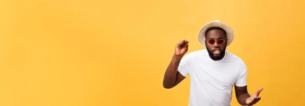 Νεαρός Αφρικανική Αμερικανική Άνθρωπος Που Φορώντας Άσπρο Shirt Φώναζαν Και — Φωτογραφία Αρχείου