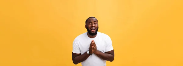 Студийный Портрет Молодого Афроамериканца Белой Рубашке Держащегося Руки Молитве Смотрящего — стоковое фото