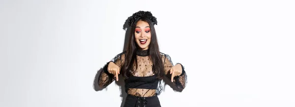 Cadılar Bayramı Için Giyinmiş Heyecanlı Asyalı Kadın Gülümsüyor Eğleniyor Parmakla — Stok fotoğraf