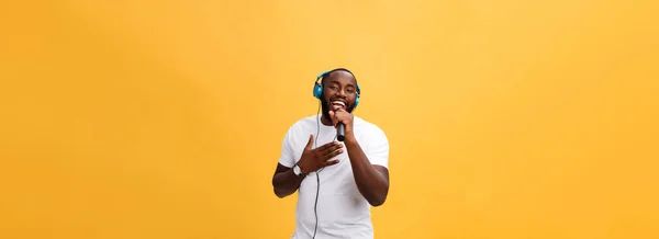 Retrato Alegre Chic Positivo Hombre Africano Guapo Sosteniendo Micrófono Teniendo — Foto de Stock