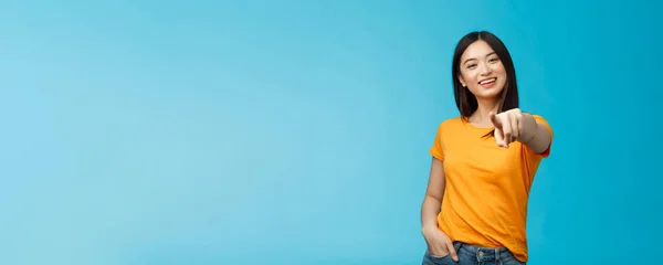 Glücklicher Sieger Fröhlich Charismatische Asiatische Niedliche Stadtmädchen Stehen Gelbes Shirt — Stockfoto