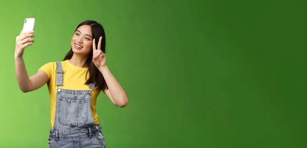 Tender Schattig Aziatische Brunette Vrouw Hold Smartphone Poseren Selfie Kijken — Stockfoto