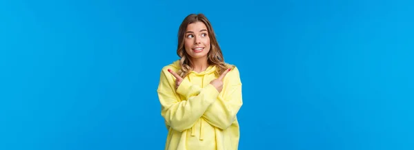 Verschillende Keuzes Kan Niet Beslissen Schattig Dromerig Blond Meisje Gele — Stockfoto