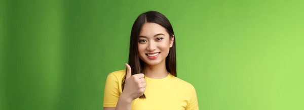 Primer Plano Feliz Motivado Mujer Asiática Guapa Dar Pulgar Sonriendo —  Fotos de Stock