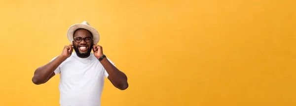 Πορτρέτο Του Όμορφος Νεαρός Αφρικανική Χαμογελώντας Λευκό Shirt Κίτρινο Φόντο — Φωτογραφία Αρχείου