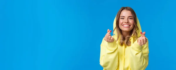 Ritratto Ravvicinato Ragazza Caucasica Bionda Carina Sciocca Con Cappuccio Giallo — Foto Stock