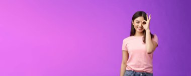 Dost canlısı, genç Asyalı bayan mükemmel yaz gününün tadını çıkar, tamam işaretini gözlerinde göster, parmak çevresine bak, mor arka planda dur neşeli ol, iyi bir yer tavsiye et, mükemmel hisset..