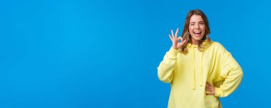 Sorun değil, her şey halloldu. Kendine güvenen genç sarışın kız her şeyi kontrol altına aldı, seni temin ederim, göz kırp ve gülümse kendine güvenen, iyi niyet göster, mükemmel ürün..