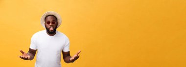 Bağırarak ve ağzı üzerinde el ile yan için çığlık beyaz t-shirt giyen genç Afro-Amerikan adam. İletişim kavramı