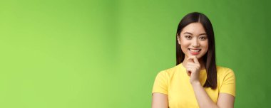 Zeki, iddialı yaratıcı Asyalı kız öğrenci ilginç bir araştırma varsayımı yapar, gülümsemesi ilgi çekici, dokunuşu düşünceli, iyi bir planı, düşünme tarzı, yeşil bir geçmişi vardır..