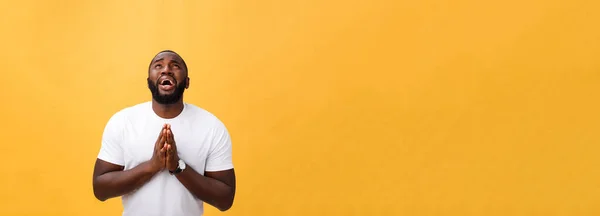 画室肖像 年轻的非洲裔美国人 穿着白衬衣 手牵手在祷告 地沉思持怀疑态度的表情在他脸上 看着相机怀疑的东西 肢体语言 — 图库照片