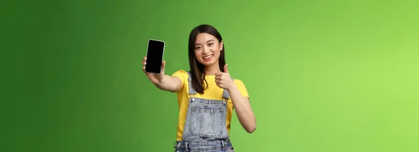 Vrolijke Schattig Aziatische Vrouw Beoordelen Goede Smartphone Spel Toon Duim — Stockfoto