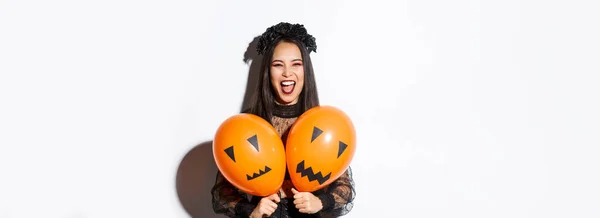 Afbeelding Van Aziatische Meisje Kwade Heks Kostuum Met Twee Oranje — Stockfoto