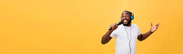 Retrato Alegre Chique Positivo Bonito Homem Africano Segurando Microfone Tendo — Fotografia de Stock