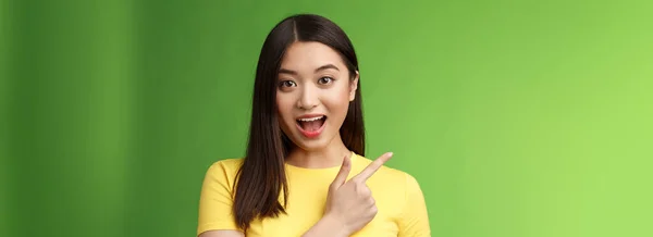 Enthusiastic Impressed Cute Asian Brunette Describing New Haircare Product Features — Stock Photo, Image