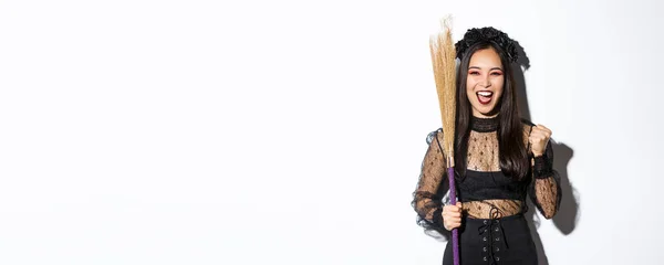 Afbeelding Van Vrolijk Aziatisch Meisje Heks Kostuum Vieren Overwinning Het — Stockfoto