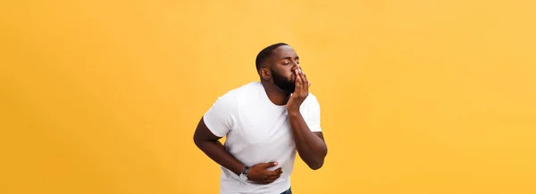 年轻的非洲裔美国人穿白色 T恤与手在胃因为恶心 痛苦的疾病感觉不适 疼痛概念 — 图库照片