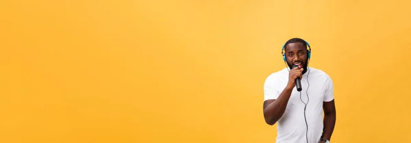 Retrato Alegre Chic Positivo Hombre Africano Guapo Sosteniendo Micrófono Teniendo — Foto de Stock