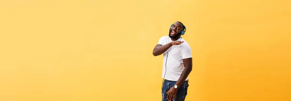 Pełna Długość Portret Wiśnia Młodego Człowieka African American Słuchanie Muzyki — Zdjęcie stockowe