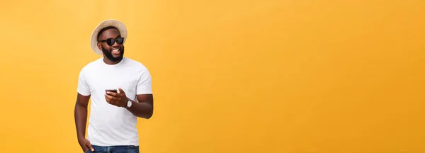 Beyaz Gömlek Cep Telefonu Uygulaması Kullanarak Bir Afro Amerikan Neşeli — Stok fotoğraf