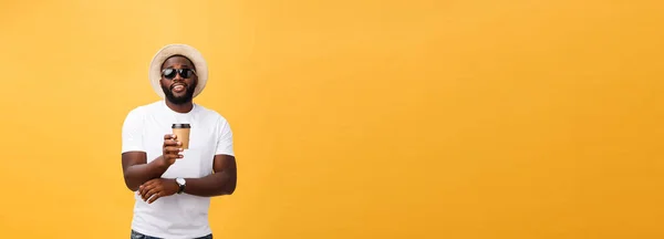 黄色背景に分離を離れてコーヒーのカップを保持しているスタイリッシュな若いアフリカ系アメリカ人 — ストック写真