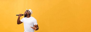 genç genç siyah Afro-Amerikan çocuk şarkıcı bir konserde gerçekleştirme