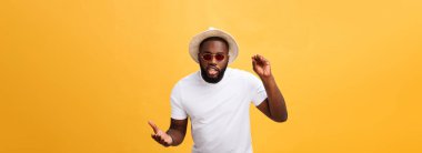 Bağırarak ve ağzı üzerinde el ile yan için çığlık beyaz t-shirt giyen genç Afro-Amerikan adam. İletişim kavramı