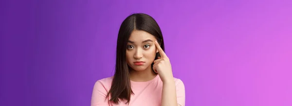 Shocked Asiático Chica Regañar Amigo Inaceptable Comportamiento Señalando Dedo Templo — Foto de Stock