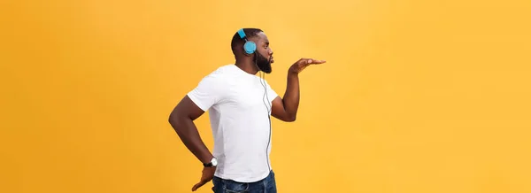 Mladý Američan Afričana Muž Nosit Sluchátka Vychutnejte Hudbu Tanec Nad — Stock fotografie