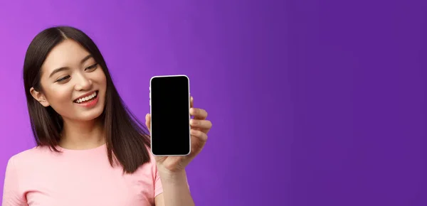 Alegre Alegre Mujer Asiática Joven Guapa Sonriendo Satisfecho Mantenga Teléfono —  Fotos de Stock