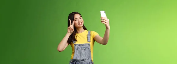 Tierna Hembra Morena Asiática Tierna Mantenga Teléfono Inteligente Posando Selfie — Foto de Stock