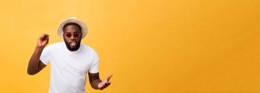 Bağırarak ve ağzı üzerinde el ile yan için çığlık beyaz t-shirt giyen genç Afro-Amerikan adam. İletişim kavramı