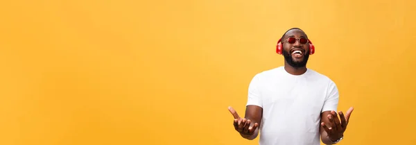 Красивый Молодой Афроамериканец Слушает Улыбается Музыкой Своем Мобильном Устройстве Изолированный — стоковое фото