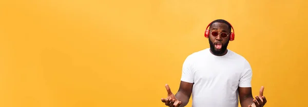 Joven Hombre Afroamericano Con Auriculares Disfrutar Música Sobre Oro Amarillo — Foto de Stock