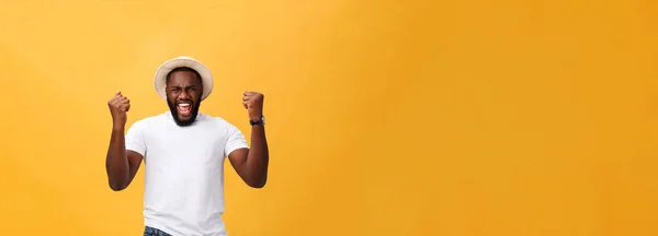 Красивый Молодой Афро Американец Возбужденный Активно Жестикулирующий Сжимающий Кулаки Радостно — стоковое фото