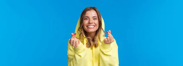 Retrato Cerca Linda Tonta Chica Rubia Caucásica Con Capucha Amarilla — Foto de Stock