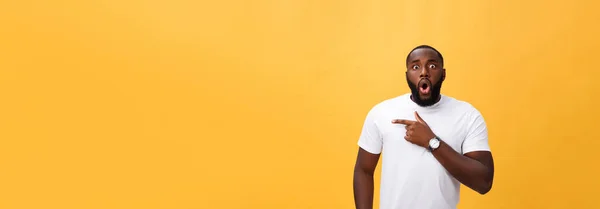 Joven Hipster Afroamericano Asombrado Usando Una Camiseta Blanca Cogida Mano —  Fotos de Stock