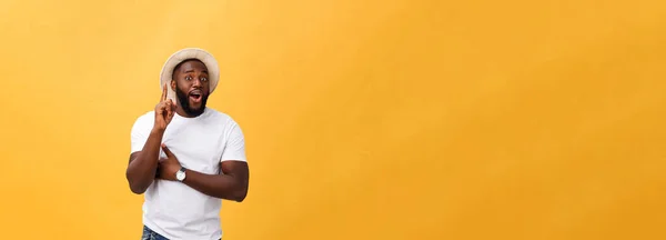 Человеческие Выражения Лица Эмоции Чувства Красивый Молодой Афроамериканец Смотрит Вверх — стоковое фото