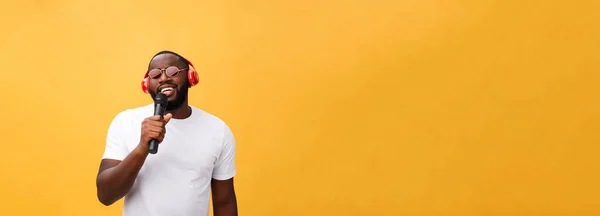 Jonge Knappe Afro Amerikaanse Jongen Zingen Emotionele Met Micro — Stockfoto