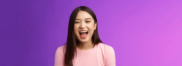 密接誠実な屈託のないアジアのブルネットは大声で笑い コメディ映画を楽しみ 冗談を言う友人を持ち 紫色の背景を楽しませ 肯定的な感情を表現する スペースのコピー — ストック写真