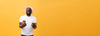 Şık genç Afro-Amerikan adam almak uzakta kahve sarı arka plan üzerinde izole holding