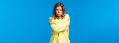 Yaklaşma, sana çok kızgınım. Üzgün ve kasvetli genç bir kadın kendini savunmaya çalışıyor ve kameraya kızıyor. İsteksiz konuşmalar yapıyor..