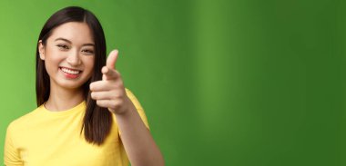 Yakın çekim eğlendirici Asyalı esmer kadın sizi tebrik ediyor, kameraya bakıp gülüyor, neşe içinde sohbet ediyor, dostça sohbet ediyor, açgözlülük yapıyor. Boşluğu kopyala