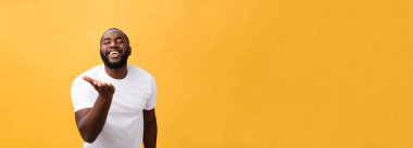 Seyir hayran genç Afro-Amerikan hipster giyen beyaz t-shirt tutuşup ağız geniş tutarak sürpriz jest olarak açmak, şok.