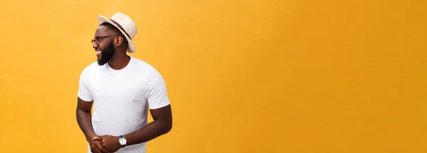Hombre Negro Musculoso Guapo Soltero Con Cabeza Afeitada Brazos Cruzados — Foto de Stock