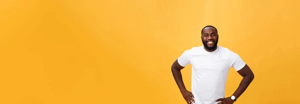 分離された黄色の背景の上に立っての笑みを浮かべてモダンな若い黒人男性の肖像画 — ストック写真