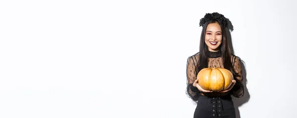 Šťastná Krásná Žena Černé Krajkové Šaty Těší Halloween Dovolená Úsměv — Stock fotografie