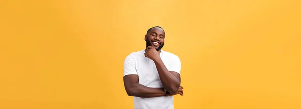 Portret Van Een Moderne Jonge Zwarte Man Die Lacht Met — Stockfoto