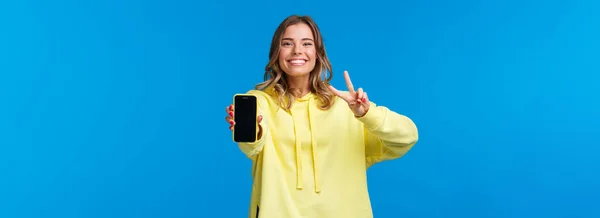 Menina Loura Feliz Sorridente Bonito Com Capuz Amarelo Mostrando Lhe — Fotografia de Stock